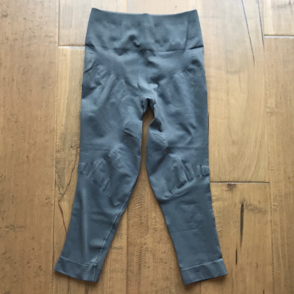 Lululemon Gray Capri Pants Size 8